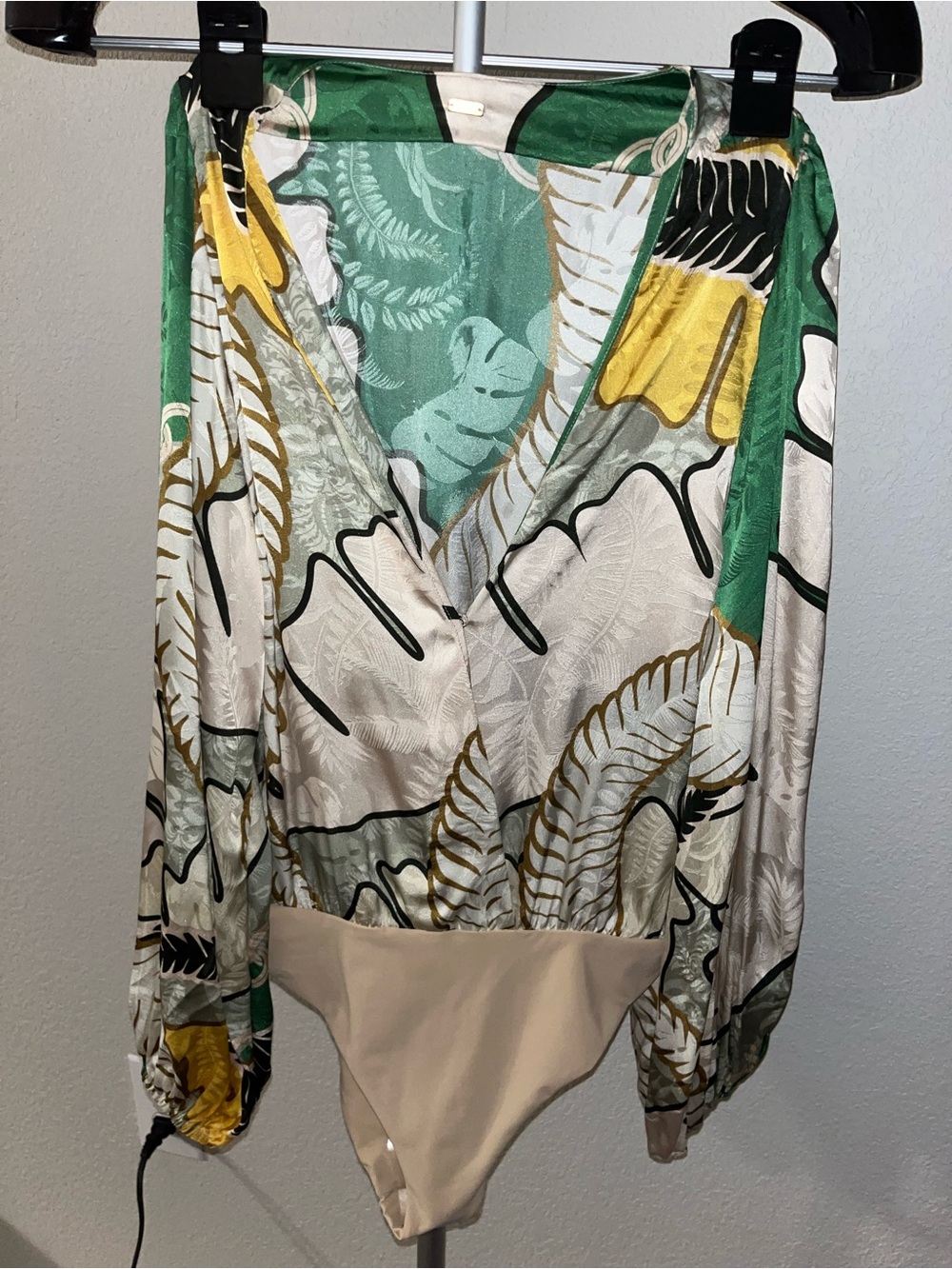 Juan De Dios Womens Printed V-Neck Long Sleeve Bodysuit in Green & Cream